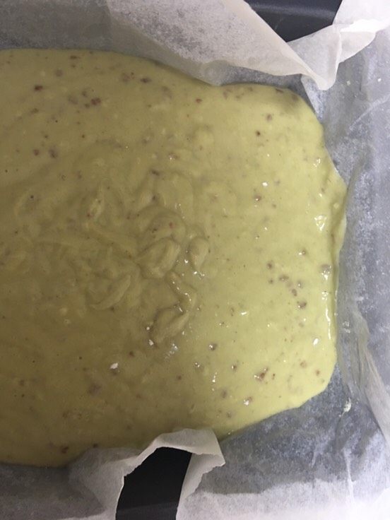 快手香蕉蛋糕(不需要打发蛋白),倒入容器中,可以用八寸蛋糕模具。(我用的是方形的)。