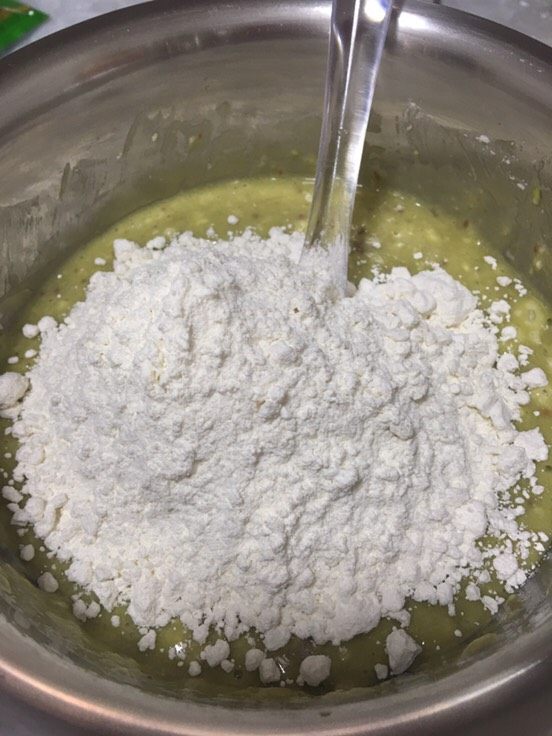 快手香蕉蛋糕(不需要打发蛋白),搅拌均匀后放入低筋面粉。