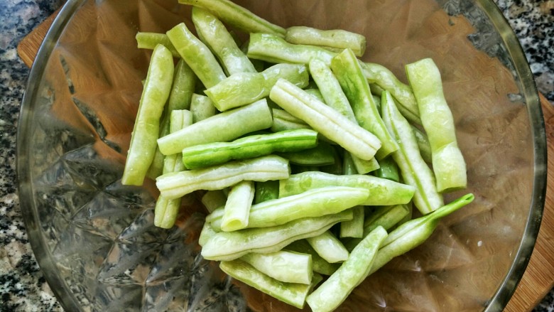 酱爆鸡柳白不老(内附烤鸭饼的详细做法),煎至表面有一点虎皮色后盛出。
(喜欢吃口感脆一点的可以把颜色煎得深一些)