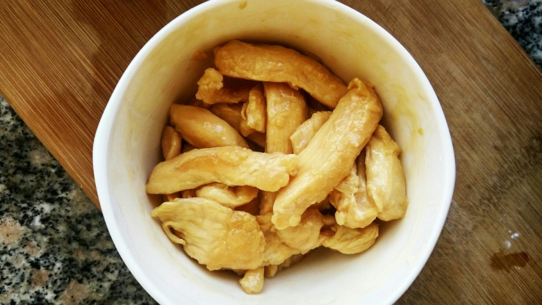 酱爆鸡柳白不老(内附烤鸭饼的详细做法),炒至八成熟时,盛出备用。