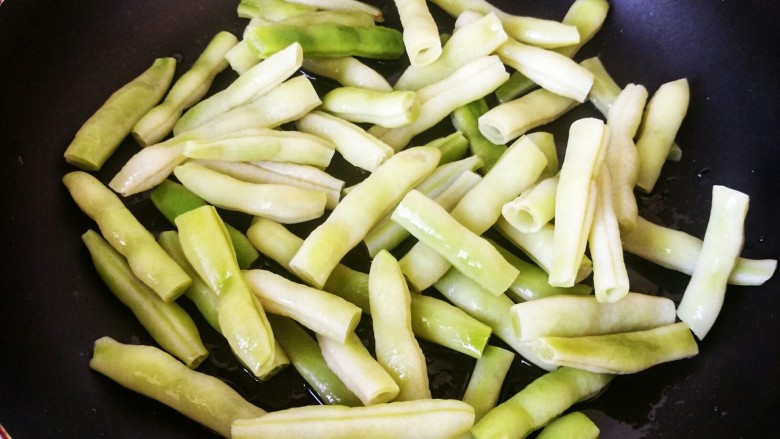 酱爆鸡柳白不老(内附烤鸭饼的详细做法),起油锅,下入扁豆段小火慢煎。