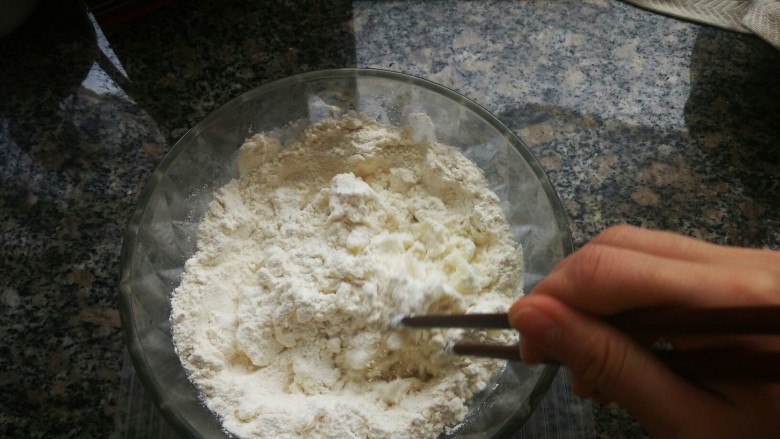 酱爆鸡柳白不老(内附烤鸭饼的详细做法),用筷子迅速将面粉搅拌成雪花状。