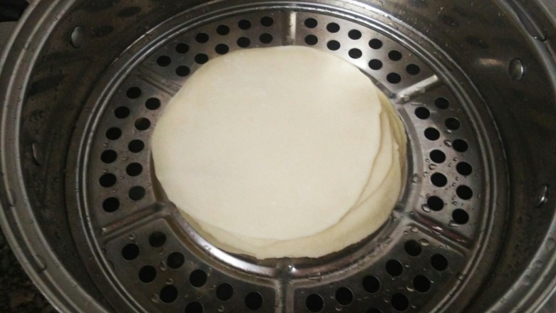 酱爆鸡柳白不老(内附烤鸭饼的详细做法),最后将完成的饼摞在一起,上锅蒸制。在饼和饼的中间要抹上一层油,防止粘连。