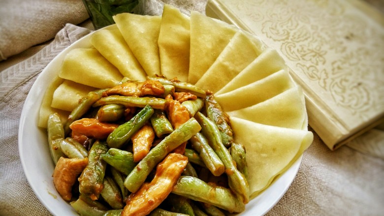 酱爆鸡柳白不老(内附烤鸭饼的详细做法),大约十五分钟后烤鸭饼就蒸好了,一个个揭开后摆盘上桌咯~让鸡肉吃出烤鸭的味道就靠它了!