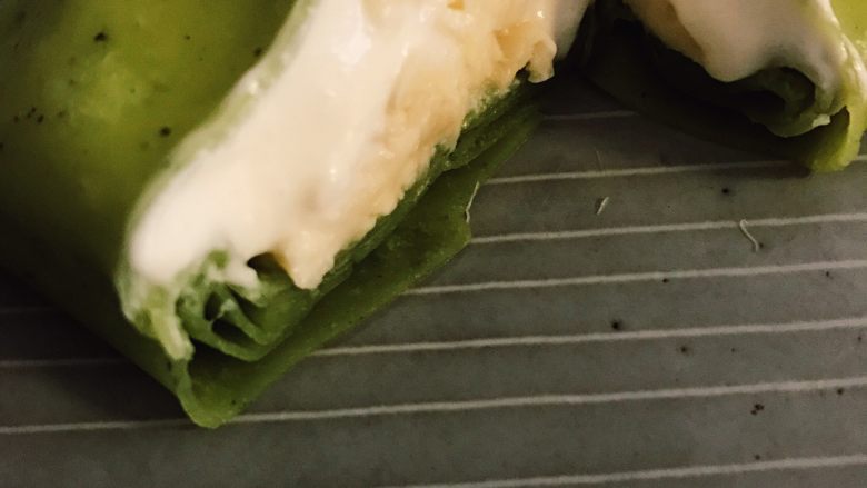 抹茶榴莲班戟vs红茶芝士奶盖,包好后可以冰一下,否则会像这样奶油挂掉