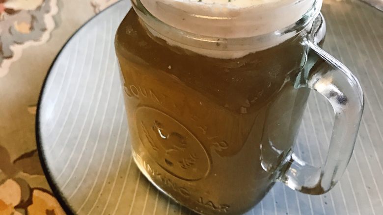 抹茶榴莲班戟vs红茶芝士奶盖,红茶放凉,预留的打发的奶油加入3小勺芝士粉再打一下下混合均匀,奶盖倒入红茶上,撒点抹茶粉……爱喝冰的盆友可以加冰块在茶水里,这样奶盖会更加持久