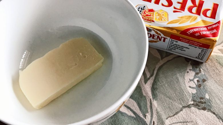 抹茶榴莲班戟vs红茶芝士奶盖,黄油切量后隔热水融化