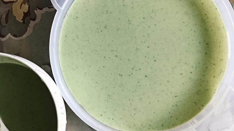 抹茶榴莲班戟vs红茶芝士奶盖,4汤匙面糊倒入班戟皮8寸神器,微波炉叮1分钟,厚度大的可以加时间十几秒到30秒内
