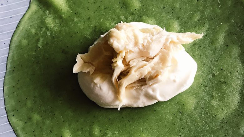 抹茶榴莲班戟vs红茶芝士奶盖,皮加两大勺奶油加适量榴莲肉,方形内折包好