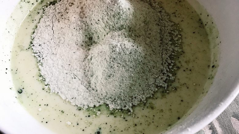 抹茶榴莲班戟vs红茶芝士奶盖,粉类过筛入牛奶