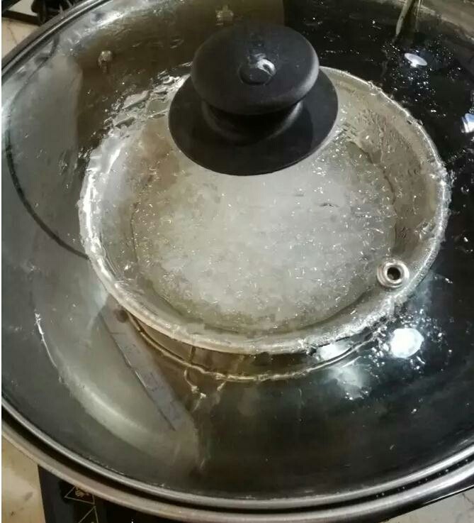 火龙果燕窝
,将泡好的燕窝放入不锈钢碗内,加入纯净水,水量没过燕窝即可。汤锅内加入清水没没过蒸架,盖上锅盖大火至水沸腾后将碗饭锅内蒸架上,转温火慢炖10~15分钟。