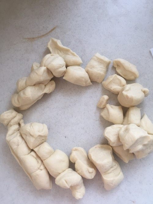 乳酪包,中种面团不要拽出来,用刮刀刮出来,切小块,不要撅,围成圆圈