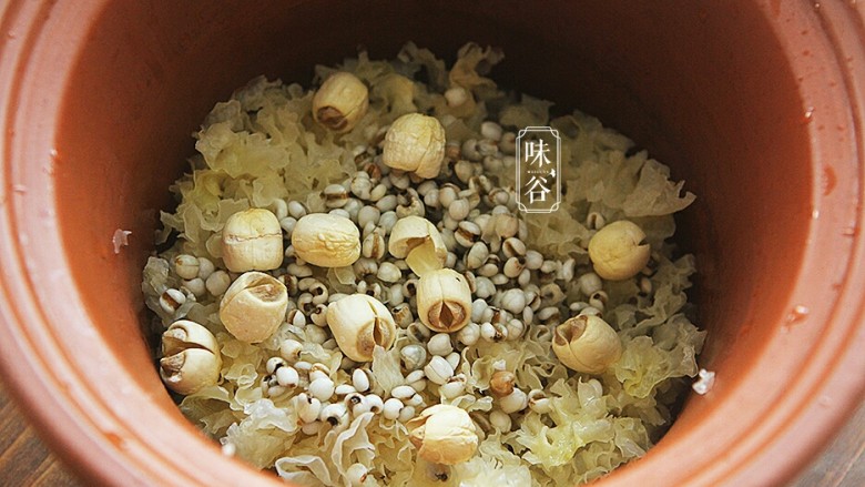 莲子百合薏米银耳羹,加入<a style='color:red;display:inline-block;' href='/shicai/ 674'>莲子</a>和薏米;