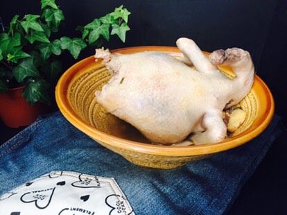 白斩鸡,烧好,焖5分钟。整鸡。