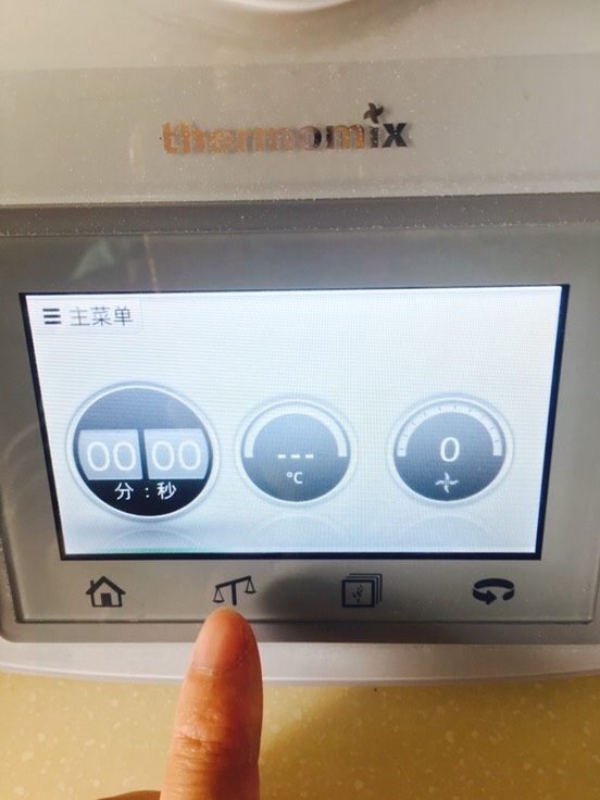 白斩鸡,手指的地方,是秤。