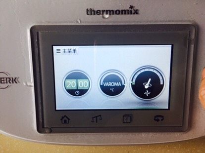 白斩鸡,20分钟,蒸煮键,小勺。开始烧。