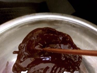草莓、巧克力做个棒棒糖,旅行途中的治愈系,黑巧克力坐开水上融化。