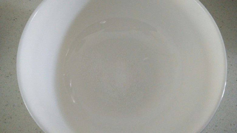 鸡蛋羹,准备好另一只碗,放入少量的盐。