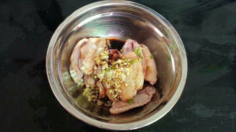 可乐鸡翅,然后加入盐、<a style='color:red;display:inline-block;' href='/shicai/ 692'>酱油</a>、<a style='color:red;display:inline-block;' href='/shicai/ 762'>老抽</a>、<a style='color:red;display:inline-block;' href='/shicai/ 718'>料酒</a>。