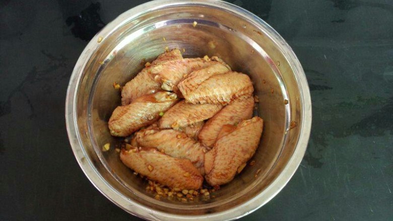 可乐鸡翅,用手抓均腌制15分钟。