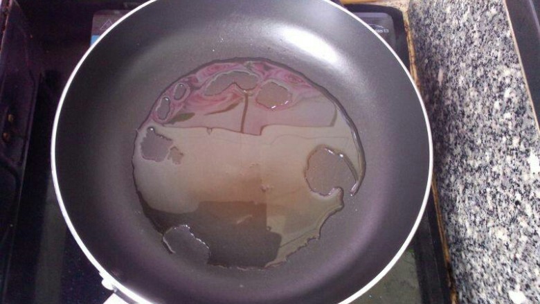 可乐鸡翅,锅内倒入食用油小火烧热。