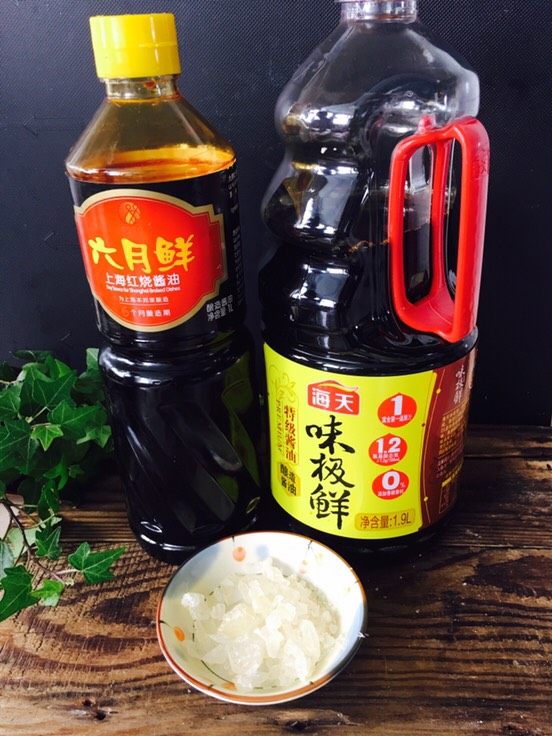 四喜烤夫,加<a style='color:red;display:inline-block;' href='/shicai/ 788'>生抽</a>，<a style='color:red;display:inline-block;' href='/shicai/ 762'>老抽</a>，<a style='color:red;display:inline-block;' href='/shicai/ 866'>冰糖</a>，我是用这个牌子的。