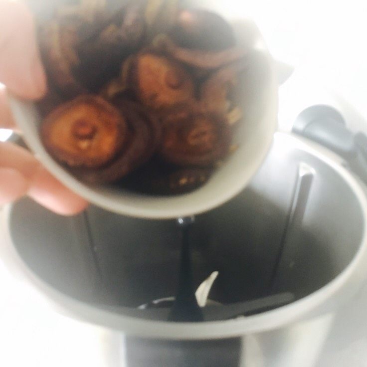 四喜烤夫,倒入水发后的香菇。