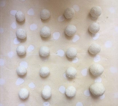 椰蓉球,用手揉成直径1到1.5厘米的球，放在油纸上