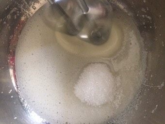 椰蓉球,然后再加入剩下的糖，继续搅打。感觉糖都融化，蛋白和糖混合均匀了即可