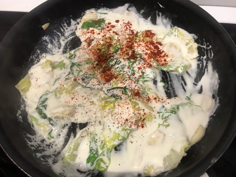 懶惰鬼的奶油青菜義大利麵🍝,熱鍋後,大火,用奶油炒香蒜頭,再將青菜加入拌炒,加點鹽
倒入全脂牛奶(鮮奶油),拌炒至奶油醬熱了之後,
把麵倒入一同拌勻
再撒上適量胡椒粉、紅椒粉、乳酪絲