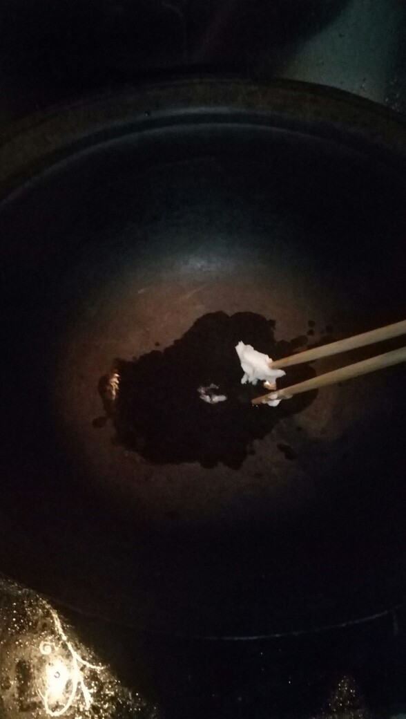 酸菜鱼,打火放入<a style='color:red;display:inline-block;' href='/shicai/ 406'>猪油</a>。