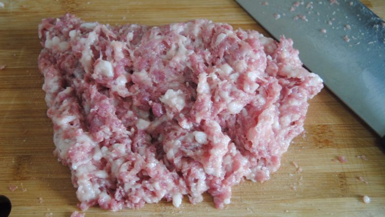 昆布丸子,梅头肉去掉皮,切块剁成肉泥