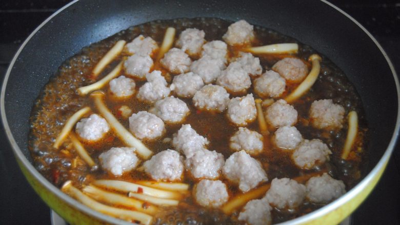 昆布丸子,倒入半熟的昆布丸子,煮大约3分钟即可出锅