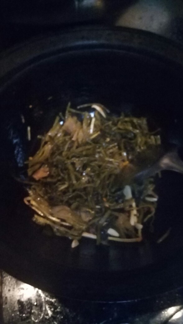 酸菜鱼,加入铁锅中,放盐,搅拌均匀。