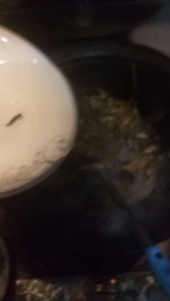 酸菜鱼,炒出香味以后,放冷水,水末过酸菜,盖锅,等水开后。
