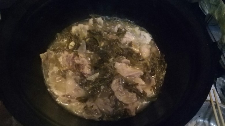 酸菜鱼,加入鱼片,不要来回搅拌,防止鱼搅碎,盖上锅盖,炖煮4到5分钟。