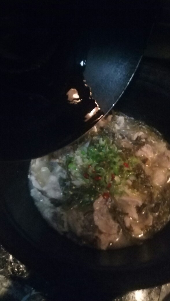 酸菜鱼,打开锅盖,放入葱花、干辣椒,把热好的油浇在酸菜鱼上。