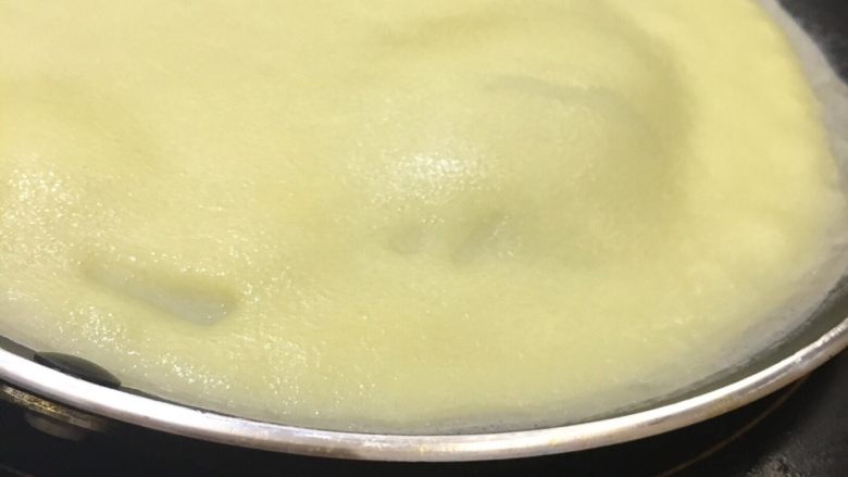 快手榴莲千层,尽量让其滚平,用最小的火,耐心,它会鼓起泡来,鼓起大泡就可以离火,倒扣在晾架上