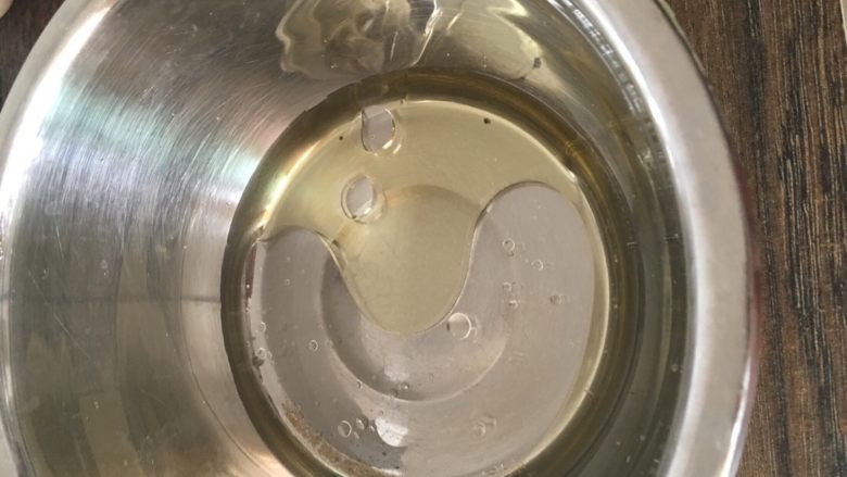 简易适合新手版的戚风,油和<a style='color:red;display:inline-block;' href='/shicai/ 156925'>水</a>倒在一个盆里