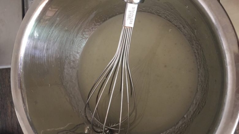 简易适合新手版的戚风,用手动打蛋器混合至粘稠，一个方向打大概20下左右就能粘稠了