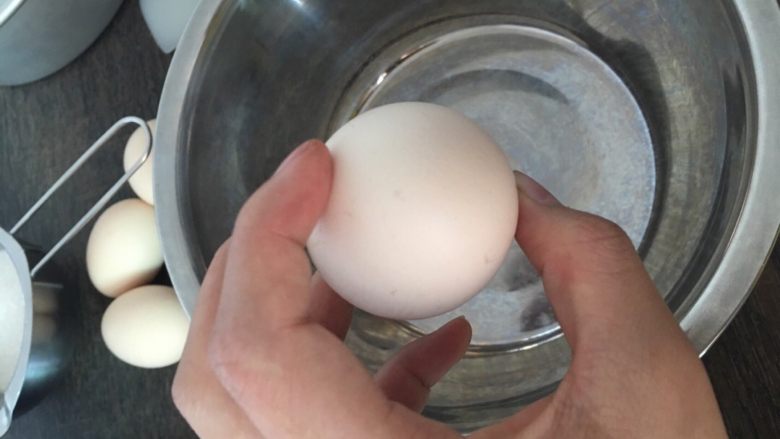 简易适合新手版的戚风,取一个<a style='color:red;display:inline-block;' href='/shicai/ 9'>鸡蛋</a>一个干净无油无水的打蛋盆