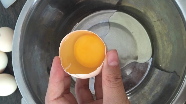 简易适合新手版的戚风,鸡蛋磕破，分成两半，微斜，让蛋清流入盆里