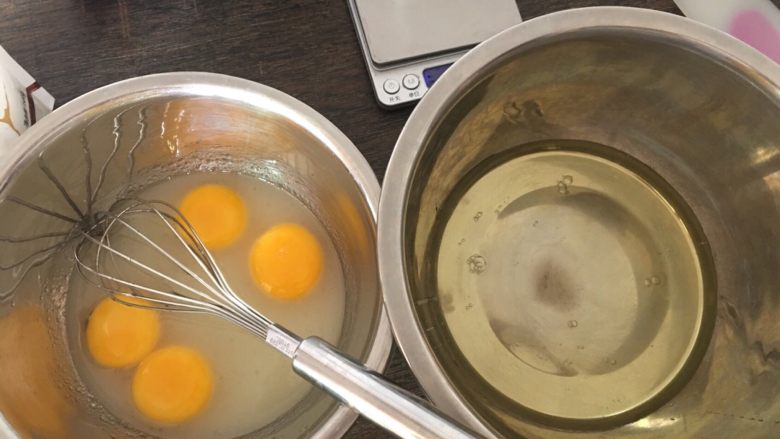 简易适合新手版的戚风,分离好的蛋清蛋黄，很完美