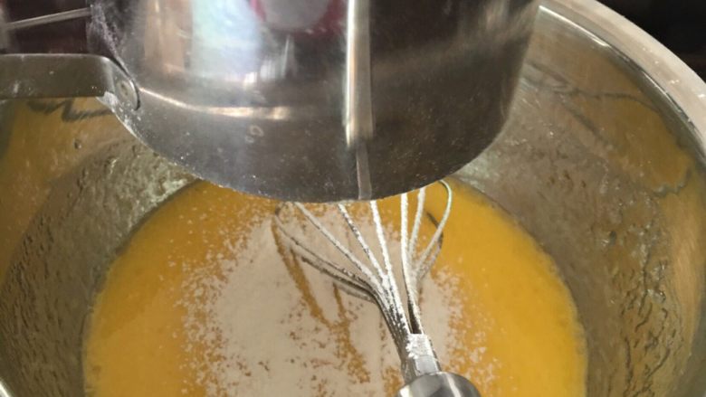 简易适合新手版的戚风,面粉过筛