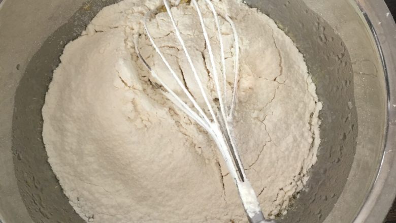 简易适合新手版的戚风,过筛之后得混合均匀