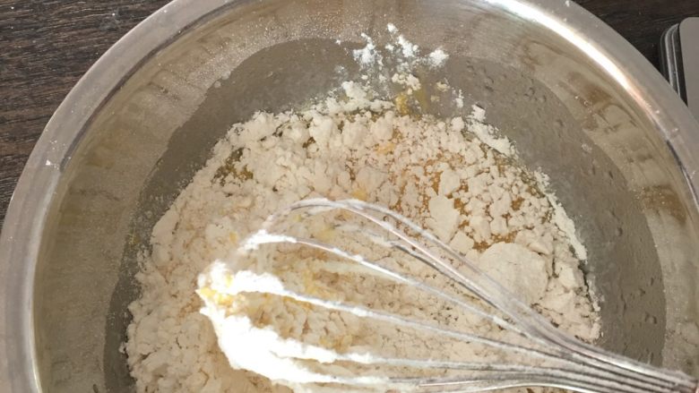 简易适合新手版的戚风,J字形搅拌，千万不要画圈，画圈易起筋