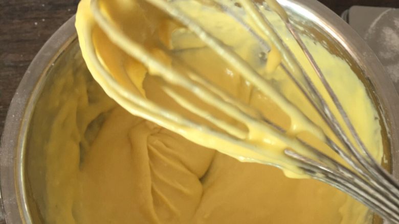 简易适合新手版的戚风,一起一落，尽量拌匀，千万不要画圈