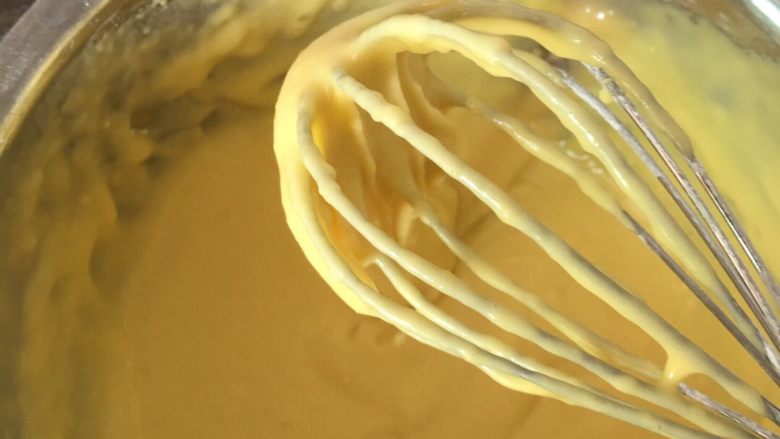 简易适合新手版的戚风,拌匀的蛋黄糊放至一边