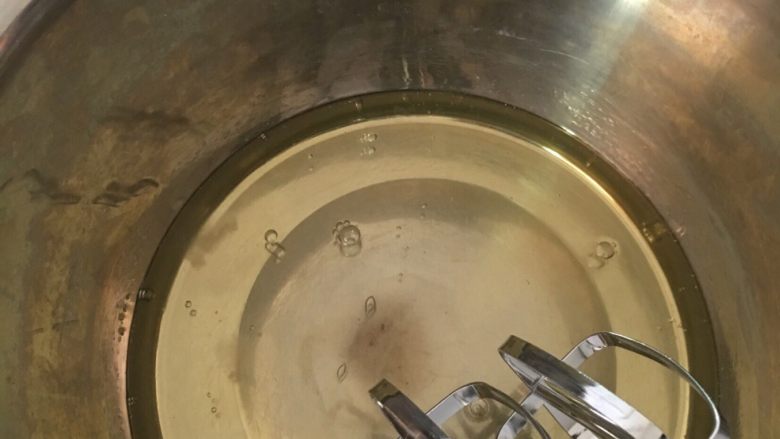 简易适合新手版的戚风,开始准备打发蛋白