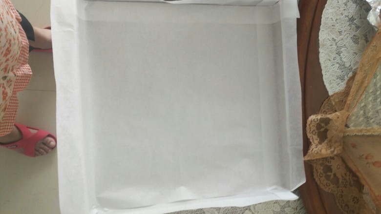 可可旋风卷,弄好油纸,放入烤盘里备用